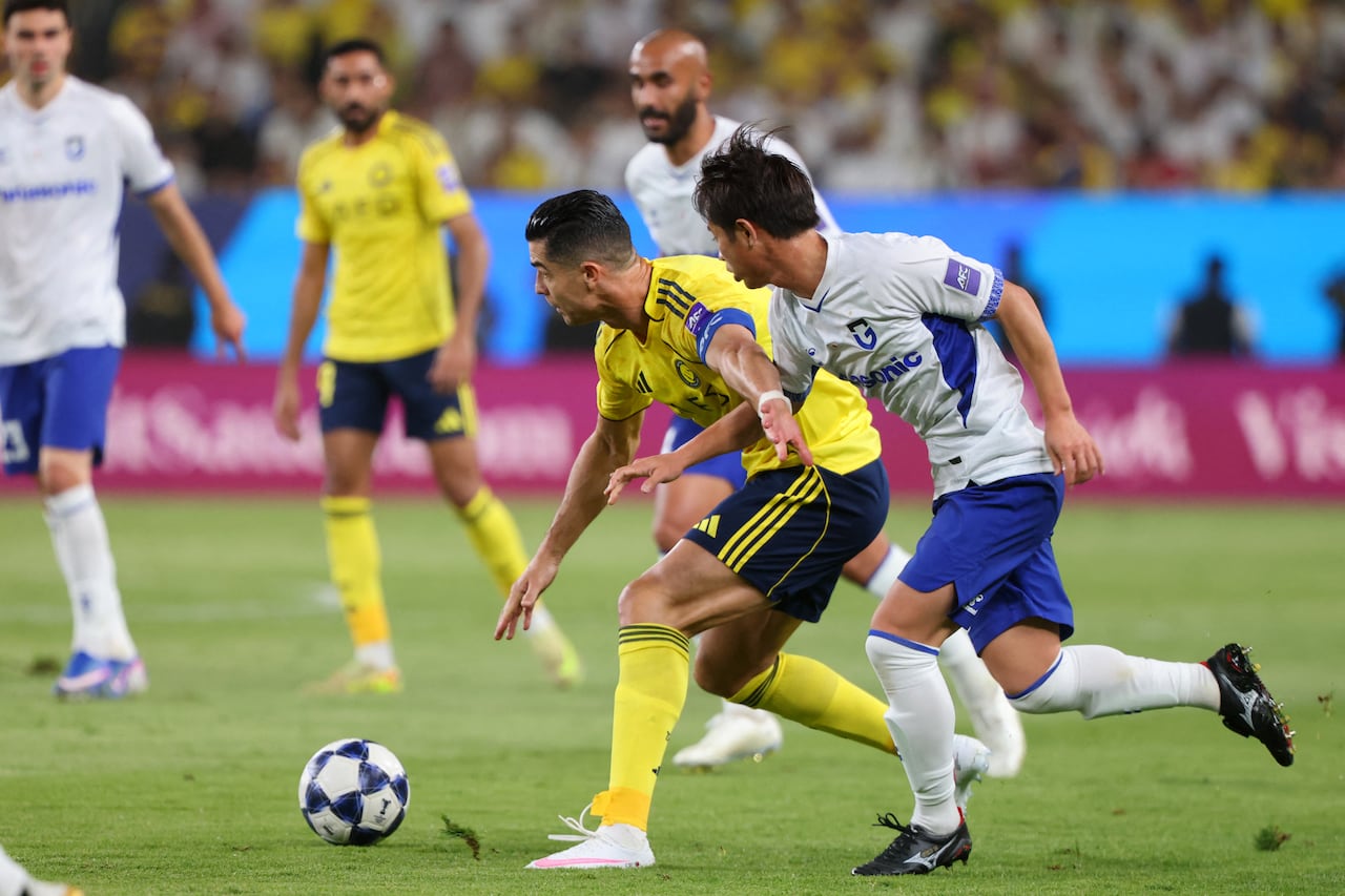 El delantero portugués del Nassr, Cristiano Ronaldo (C), número 07, corre con el balón superando al centrocampista japonés del Osaka, Tokuma Suzuki (número 16), durante la final de la Segunda División de la Liga de Campeones de la AFC 2026 entre el Al-Nassr y el Gamba Osaka en el estadio Al-Awwal Park de Riad, el 16 de mayo de 2026. (Foto de Fayez NURELDINE / AFP)