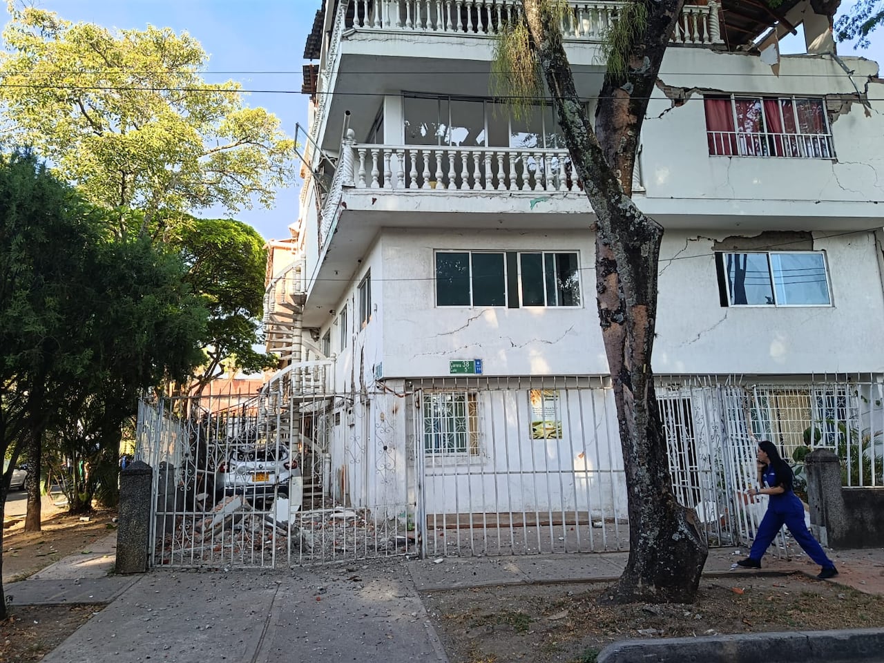 Los primeros reportes en Cali incluyen posibles colapsos estructurales, personas atrapadas, caída de árboles y una fuga de gas.
