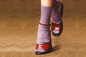 Compra: Medias al tobillo. ¡Ahora las medias son para mostrarse! Siempre se ha creído que las medias deben ser recatadas y que solo ellas acompañan a los tacones. Las medias al tobillo son esenciales para los zapatos altos.