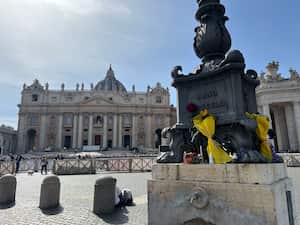 Feligreses han dejado flores en las afueras de la Basílica de San Pedro para honrar la memoria del papa Francisco.