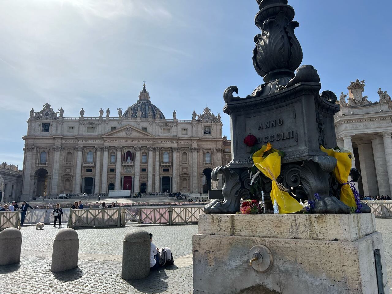 Feligreses han dejado flores en las afueras de la Basílica de San Pedro para honrar la memoria del papa Francisco.