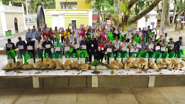 Productores agroecológicos de 24 municipios del Valle del Cauca se reunieron en el Coliseo de Ferias de Tuluá para compartir experiencias y recibir reconocimiento de la CVC por la implementación de prácticas sostenibles impulsadas desde 2020.