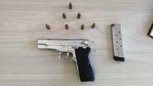 El hombre se desplazaba en una motocicleta y llevaba en su poder una pistola.