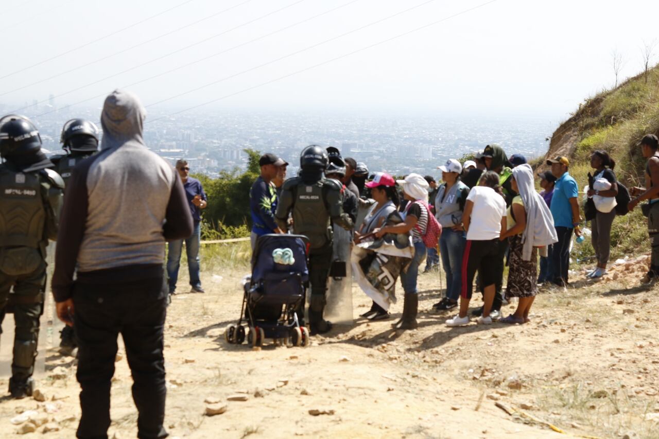 Desde el domingo, la Subsecretaría de Acceso a los Servicios de Justicia de Cali con la Policía Metropolitana y otras entidades tratan de desalojar un grupo de invasores en el cerro de Las Antenas. Foto cortesía Subsecretaría de Acceso a los Servicios de Justicia.