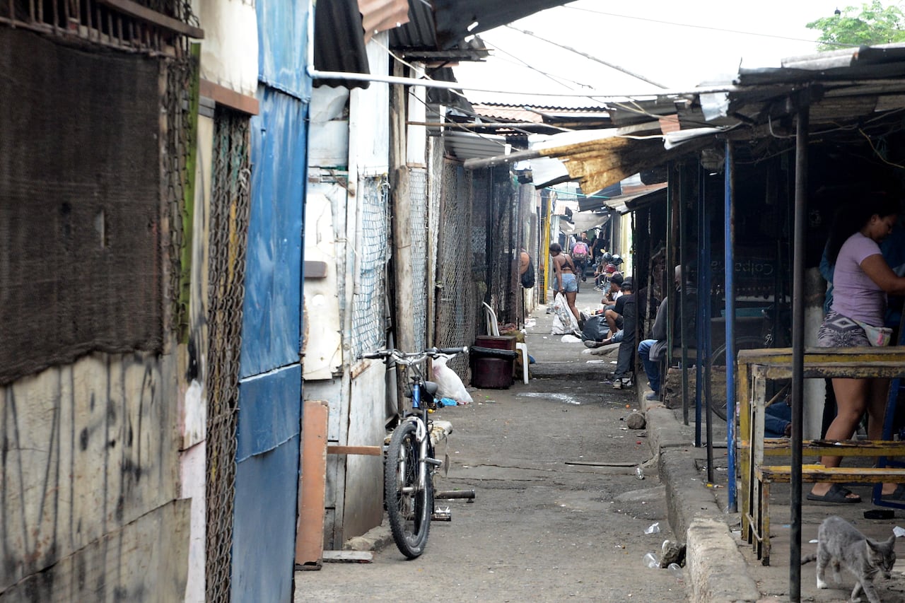 Cali: Problemática de la galería Santa Elena como paso del tren de cercanía foto José L Guzmán. El País.