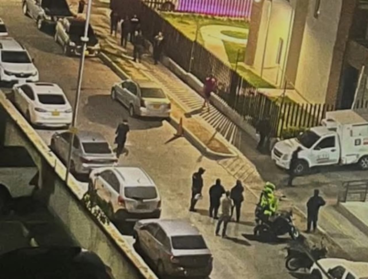 Uniformados de la Policía Nacional y agentes del CTI en el lugar de los hechos haciendo el levantamiento del cuerpo.