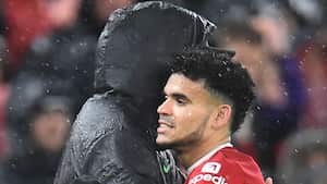 Luis Díaz abraza a su técnico, Jürgen Klopp, luego de salir en el partido ante Newcastle.