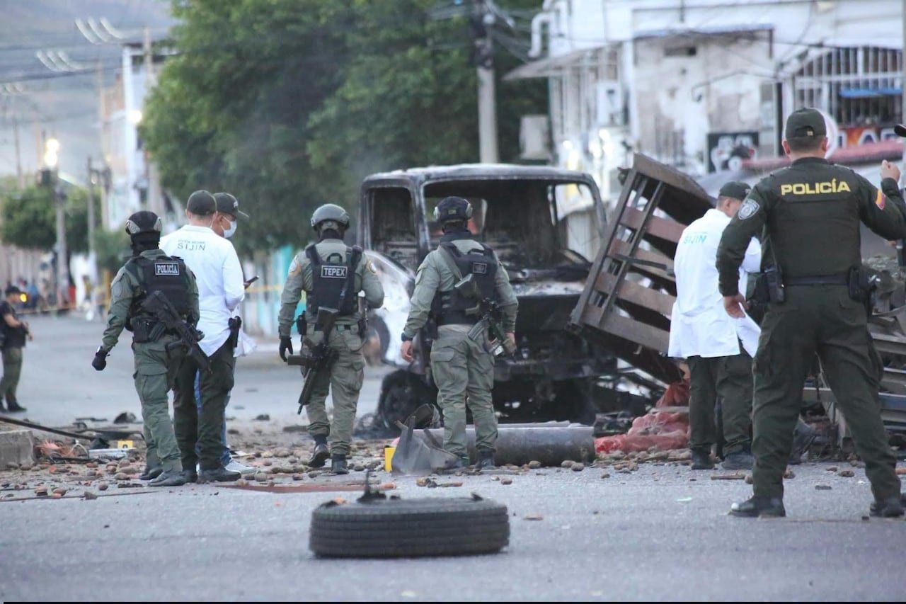 Ataque en Cúcuta con carrobomba en la madrugada de este sábado 1 de agosro, son más de quince policías heridos.