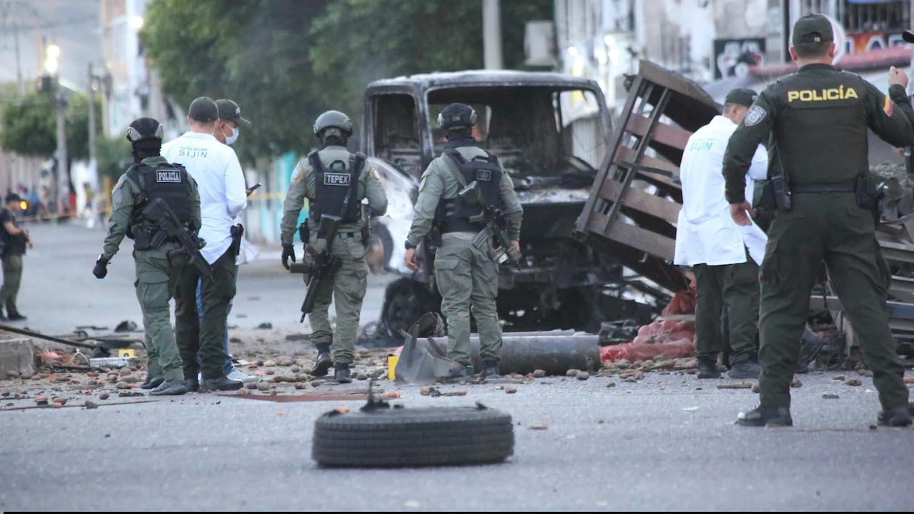 Ataque en Cúcuta con carrobomba en la madrugada de este sábado 1 de agosro, son más de quince policías heridos.