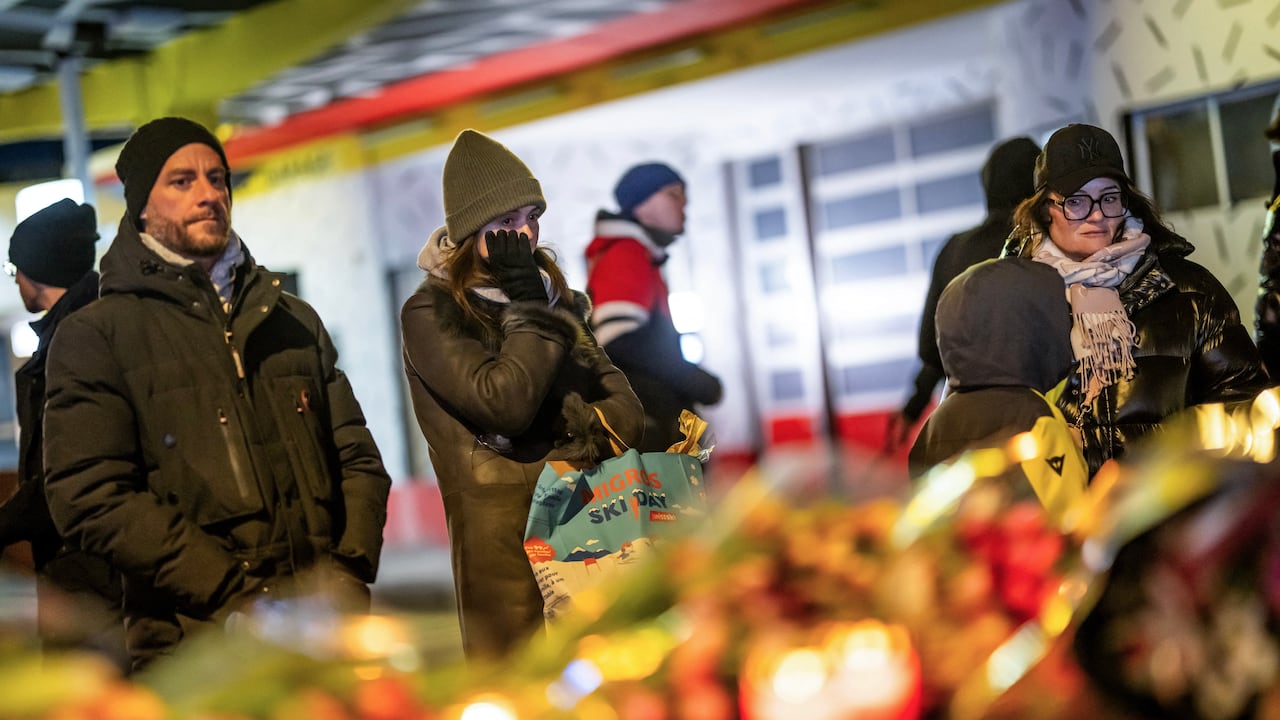 De acuerdo con la Policía del cantón de Valais, un “fuego de origen indeterminado” se originó al interior del bar.