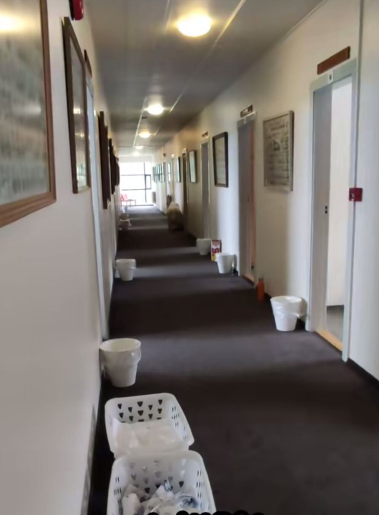 El joven arregla las habitaciones del hotel todos los días