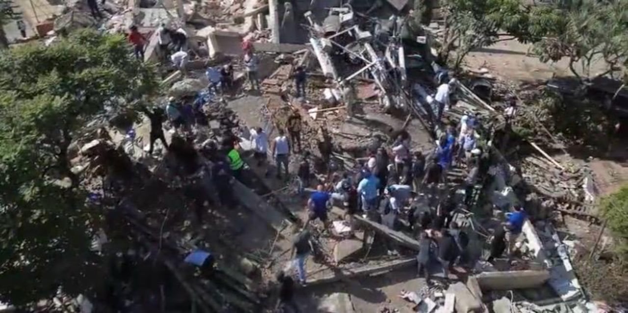 Rescatistas realizan intensas labores para sacar gente con vida debajo de los escombros.