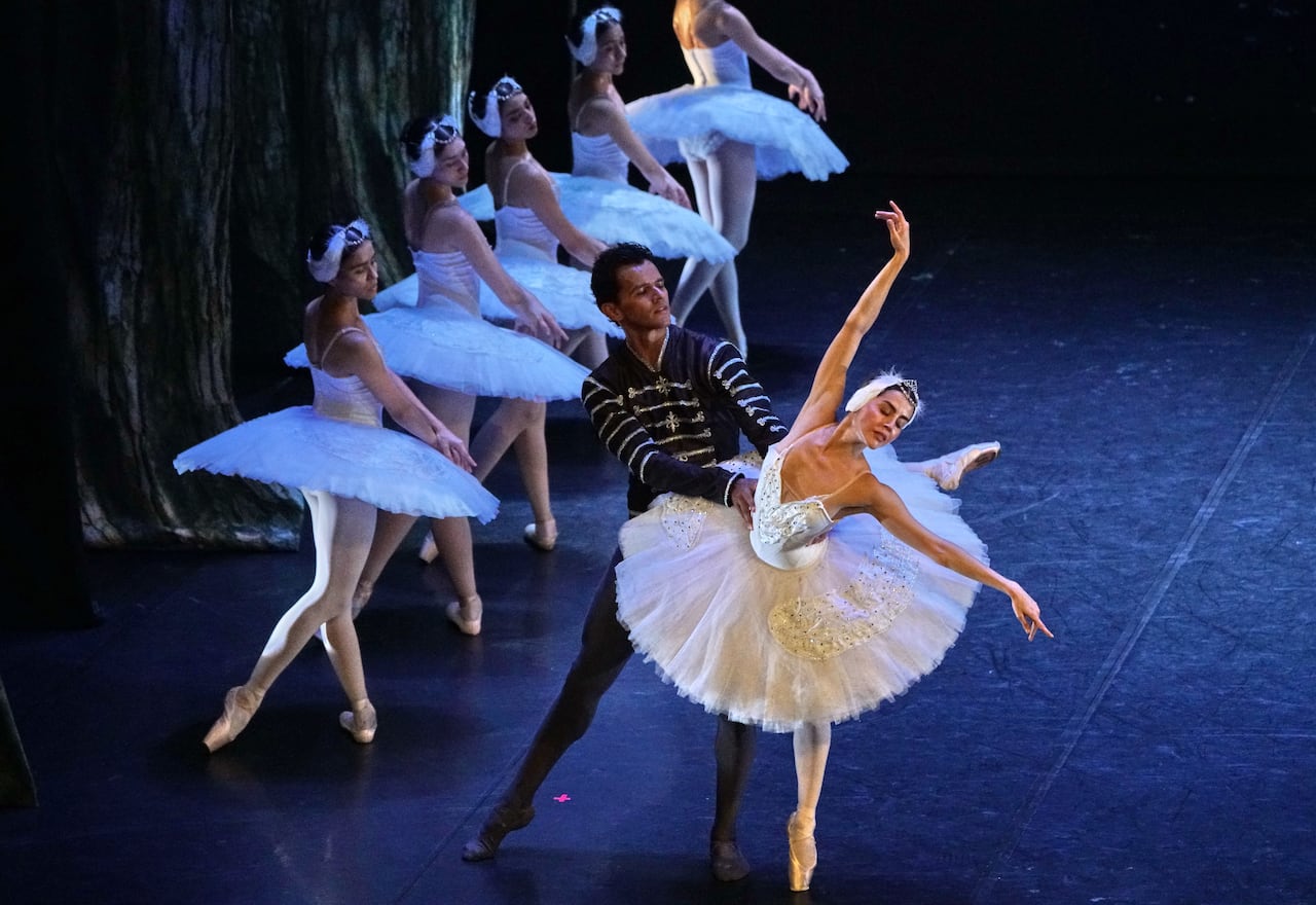 Ensayo de ballet con la obra del Lago Cisnes, con bailarines de Incolballet, acompañados de la Banda Departamental en el teatro Municipal. Foto Jorge Orozco.