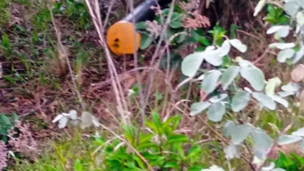 Esta fue la carga explosiva que disidencias de las Farc ubicaron a un costado de la vía que comunica Piedra Sentada con la vereda El Hoyo.