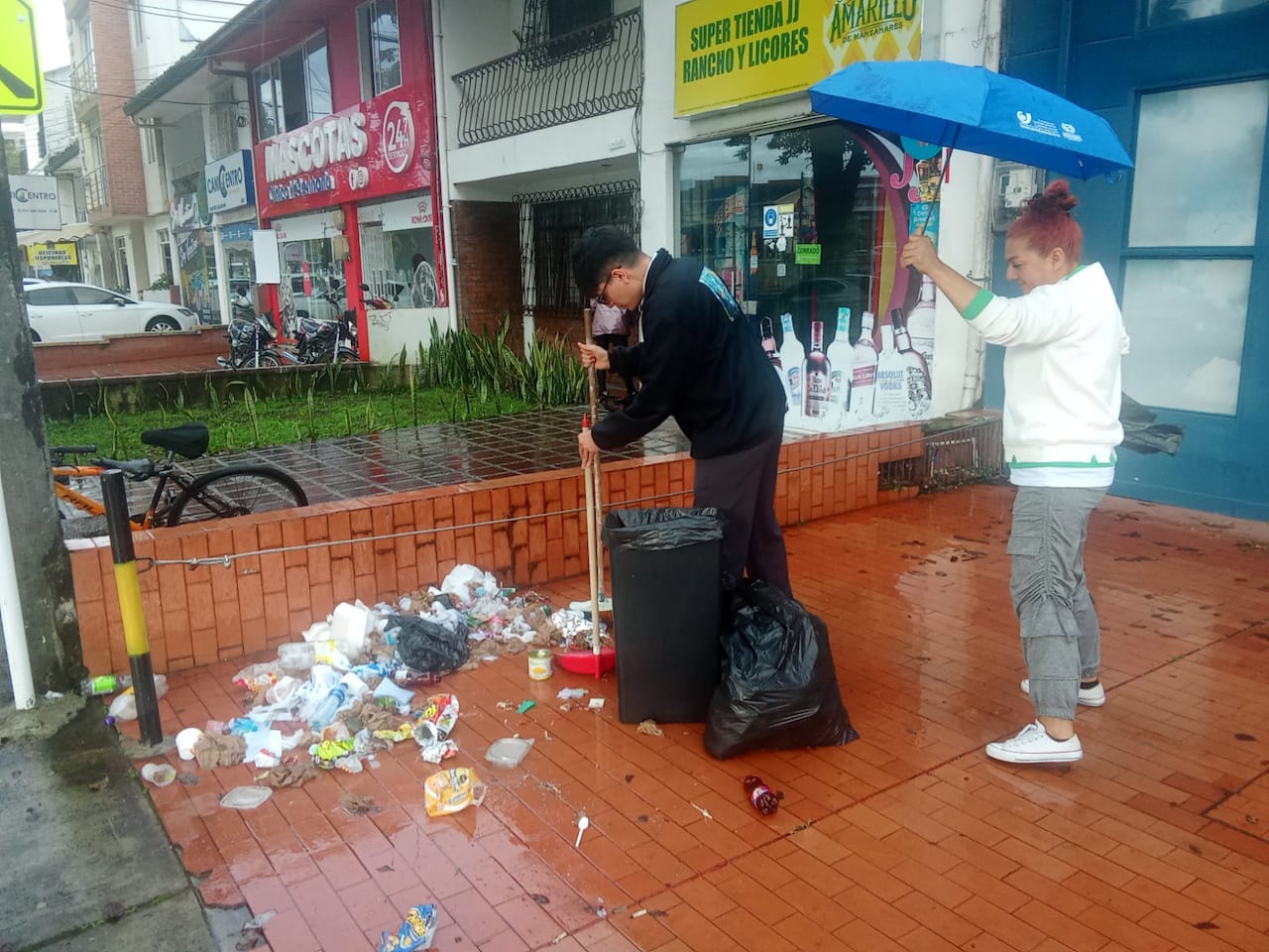 Esquinas, andenes y separadores viales presentan acumulación de basuras en sectores como San Camilo, Champagnat y Santa Clara.