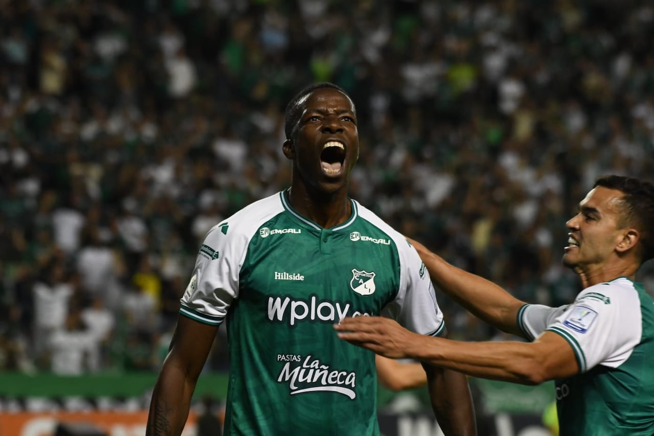 Julián Quiñones celebran tras marcar el empate del Deportivo Cali contra Independiente Santa Fe.