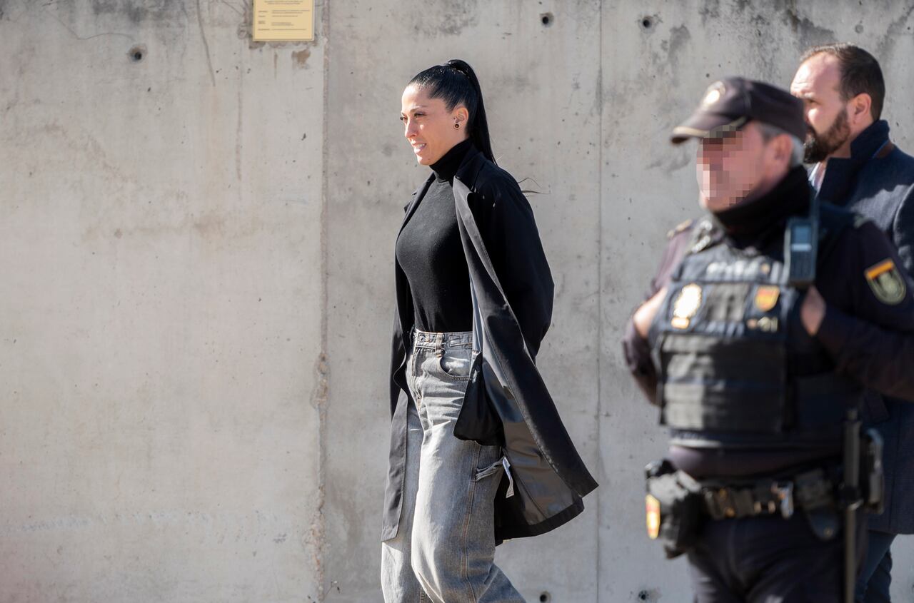 La futbolista Jenni Hermoso sale de la Audiencia Nacional, el 3 de febrero de 2025, en San Fernando, Madrid, España. La Audiencia Nacional juzga desde este lunes, 3 de febrero, al expresidente de la Real Federación Española de Fútbol (RFEF) Luis Rubiales, que se enfrenta a una petición de la Fiscalía de 2 años y 6 meses de prisión por el beso no consentido y las presuntas coacciones posteriores a la jugadora de la selección femenina Jennifer Hermoso.
Traducción realizada con la versión gratuita del traductor DeepL.com