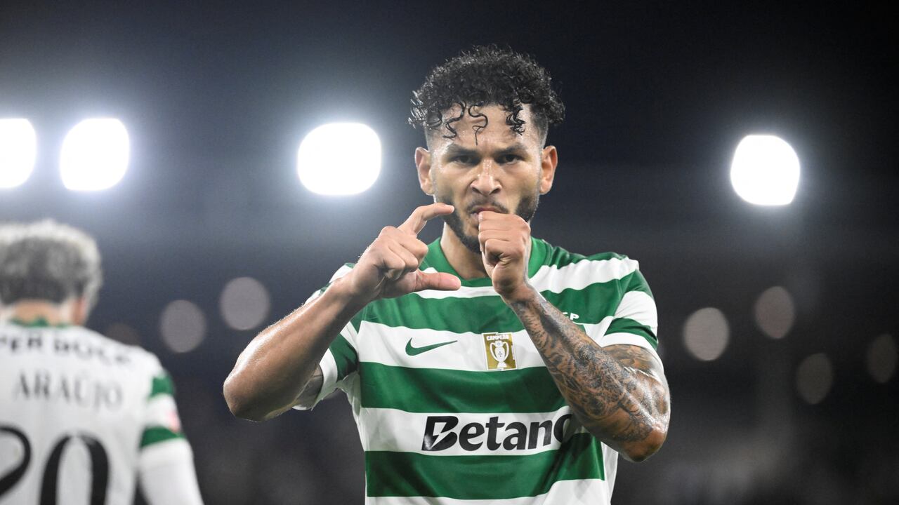 El delantero colombiano #97 del Sporting de Lisboa, Luis Suárez, celebra marcar el primer gol de su equipo durante el partido de fútbol de la Liga Portuguesa entre el Gil Vicente FC y el Sporting CP en el estadio Cidade de Barcelos de Barcelos el 2 de enero de 2026. (Foto de Miguel RIOPA / AFP)