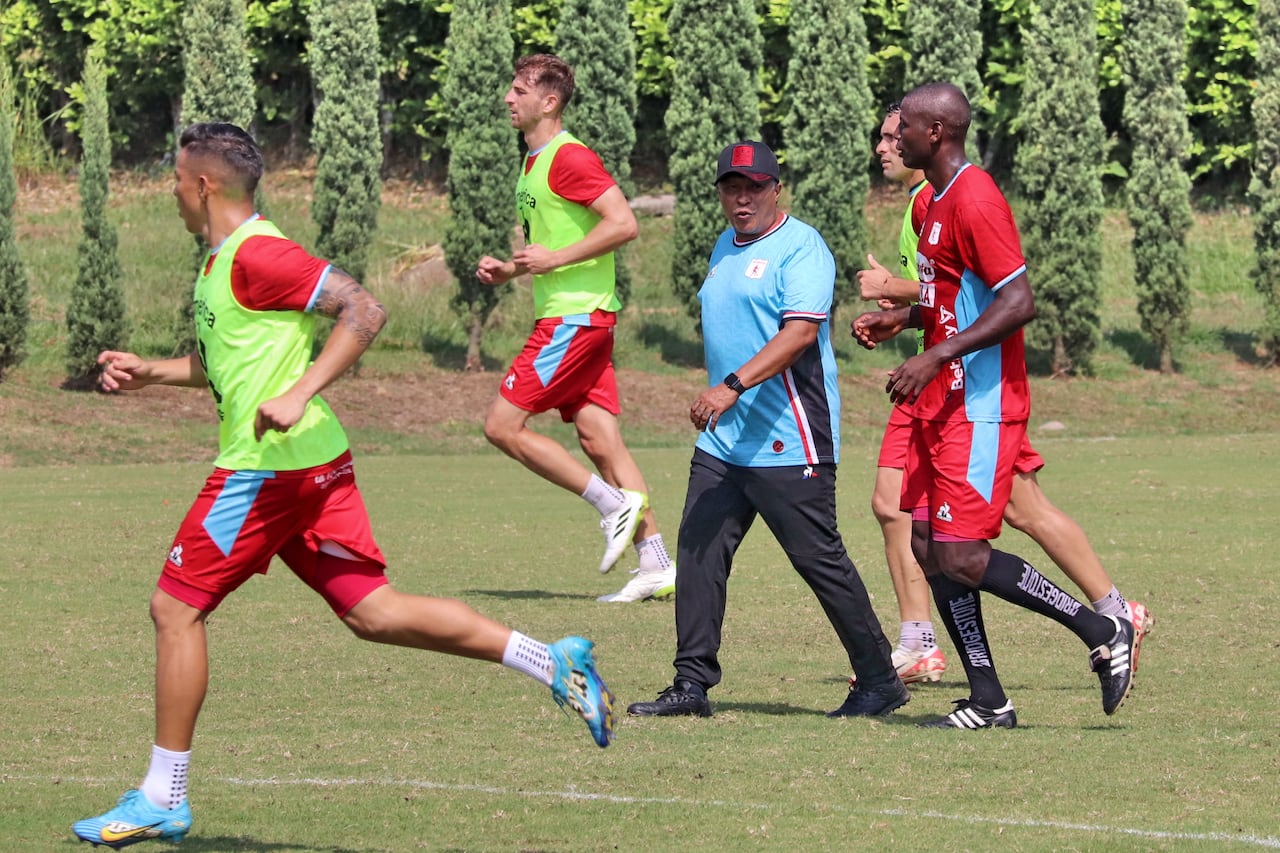 Alex Escobar ex futbolista Director Técnico encargado del América de Cali. Entrenamiento en la sede de Cascajal.