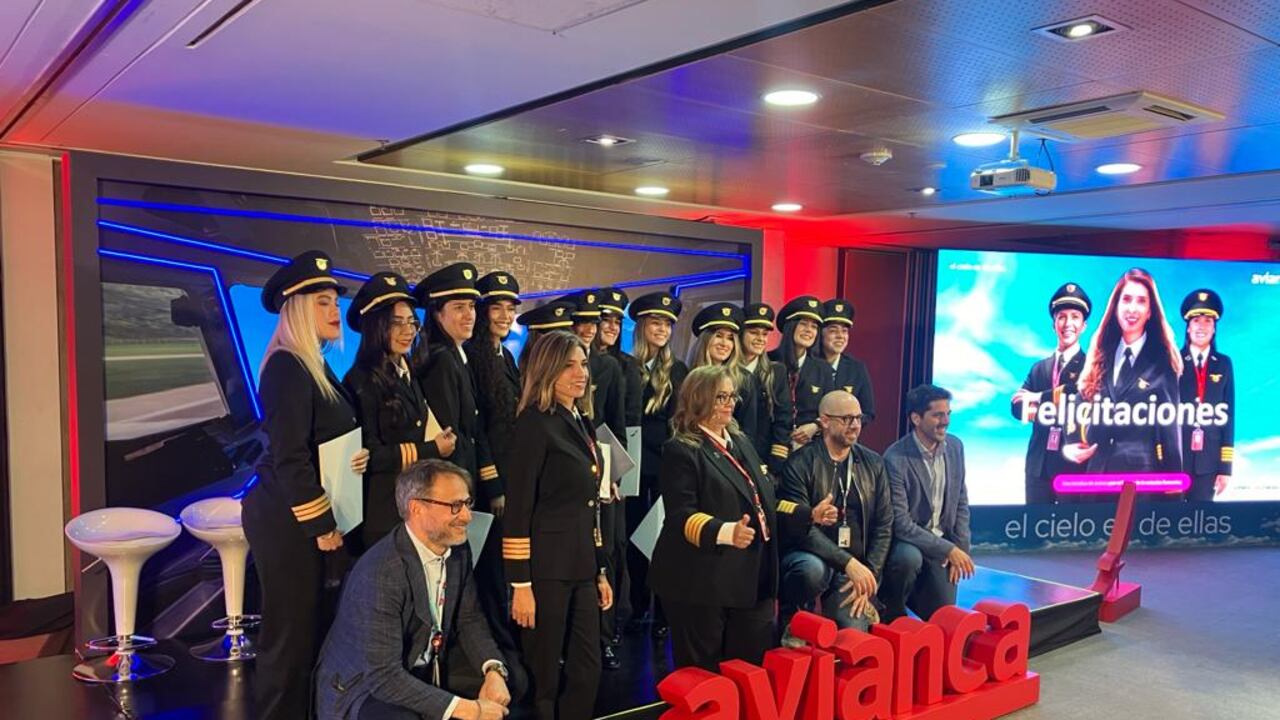 Avianca celebró la graduación del primer curso de pilotos exclusivo para mujeres realizado por la aerolínea. Doce jóvenes son las nuevas capitanas