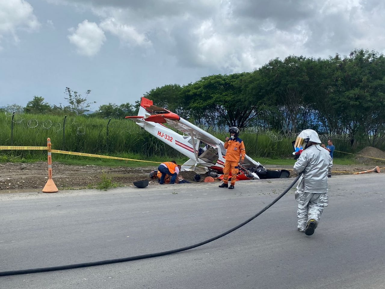 Cae avioneta en el Aeropuerto de Cartago y lesiona al conductor de una motocicleta que pasaba por la vía. Crédito. NOTICIAS CARTAGO.
