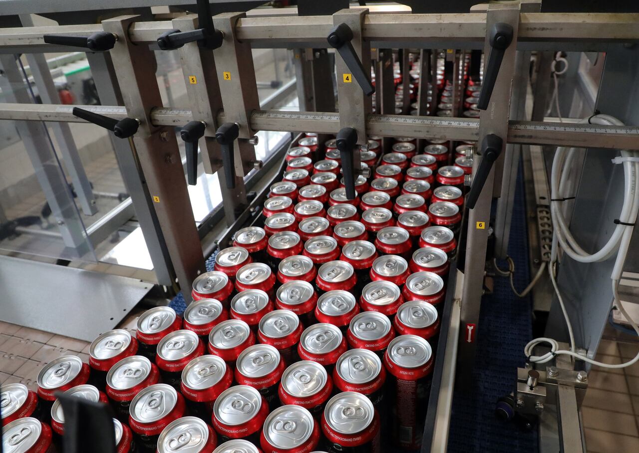 Latas de Coca Cola en una fábrica