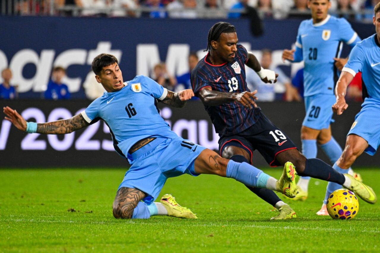 El defensor uruguayo #16 Mathias Olivera lucha por el balón con el delantero estadounidense #19 Haji Wright durante el partido amistoso internacional de fútbol.