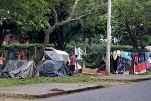 Son más de 30 cambuches conformados por migrantes venezolanos los que se observan en la glorieta de la fuente frente a la Terminal de Transportes desde hace aproximadamente un mes.