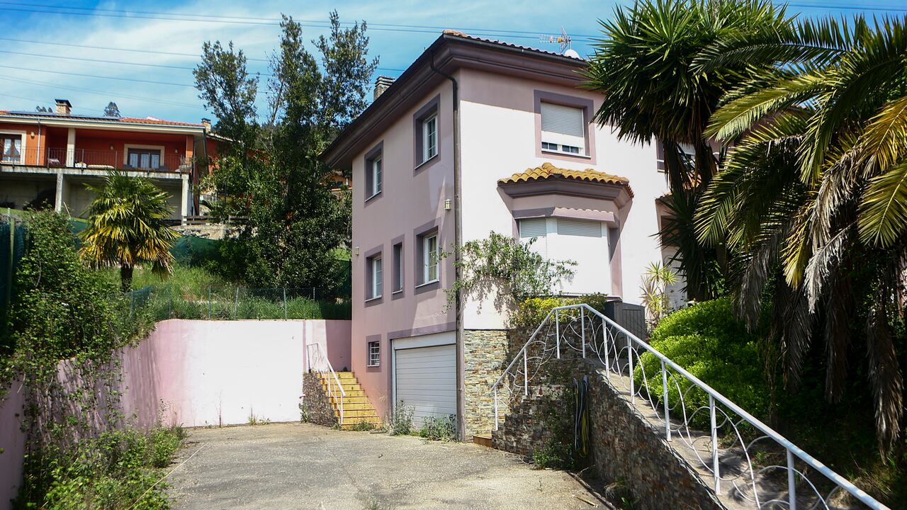 Esta imagen muestra la casa donde una pareja mantuvo cautivos a sus hijos durante más de tres años en Fitora-Toleo, una parroquia de Oviedo, al norte de España, el 30 de abril de 2025.