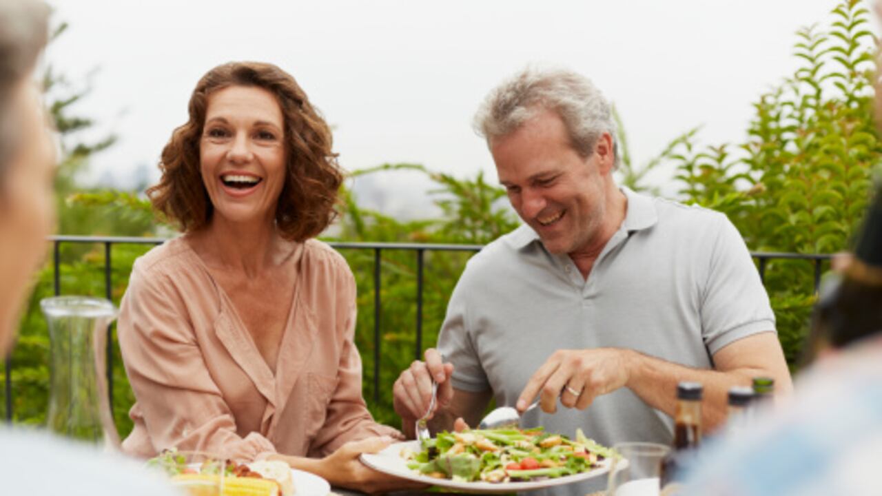 Una buena alimentación es fundamental para cuidar la salud y permitir que las personas se sientan bien.