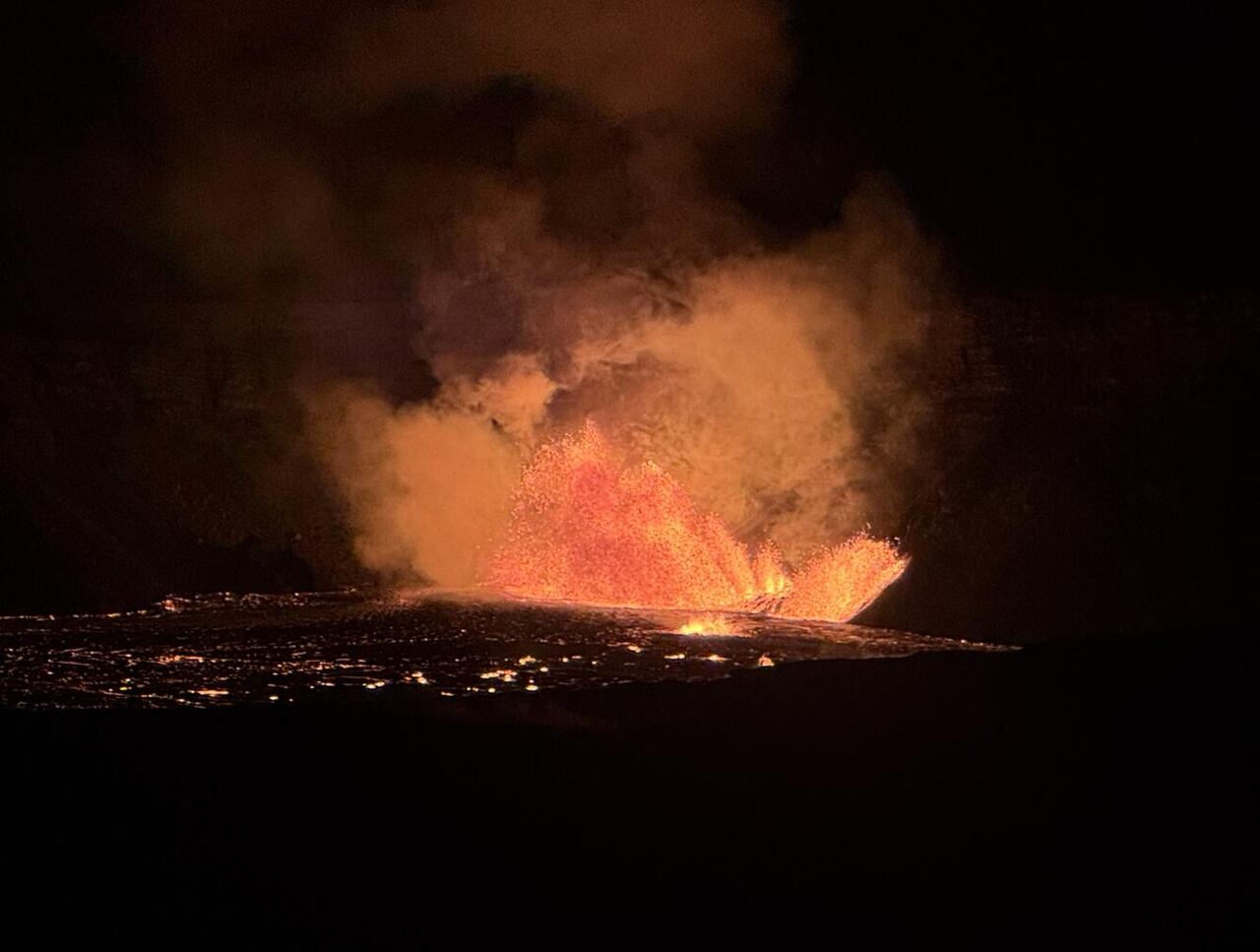 Esta imagen proporcionada por el Servicio Geológico de Estados Unidos (USGS) muestra una vista de una nueva erupción dentro de la caldera de la cima del Kilauea, Kaluapele.