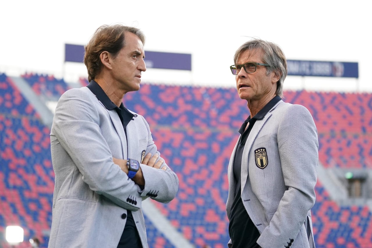 Roberto Mancini (izq.) tiene la responsabilidad de regresa a Italia a una Copa del Mundo.