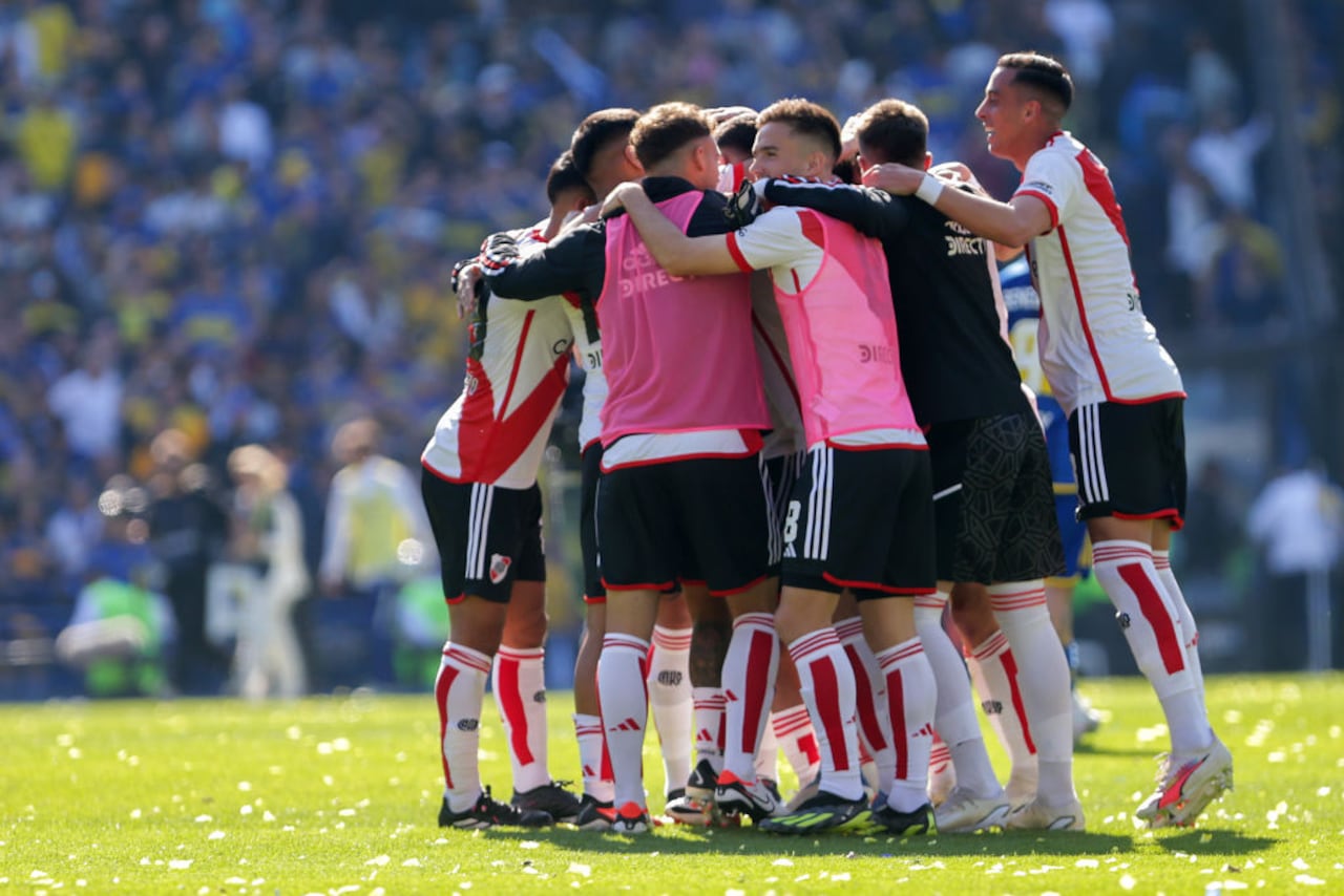 BUENOS AIRES, ARGENTINA - OCTOBER 01: Agustín Palavecino #8 of River Plate celebrates with teammates after winning the match between Boca Juniors and River Plate as part of Copa de la Liga Profesional 2023 at Estadio Alberto J. Armando on October 01, 2023 in Buenos Aires, Argentina. (Photo by Daniel Jayo/Getty Images)