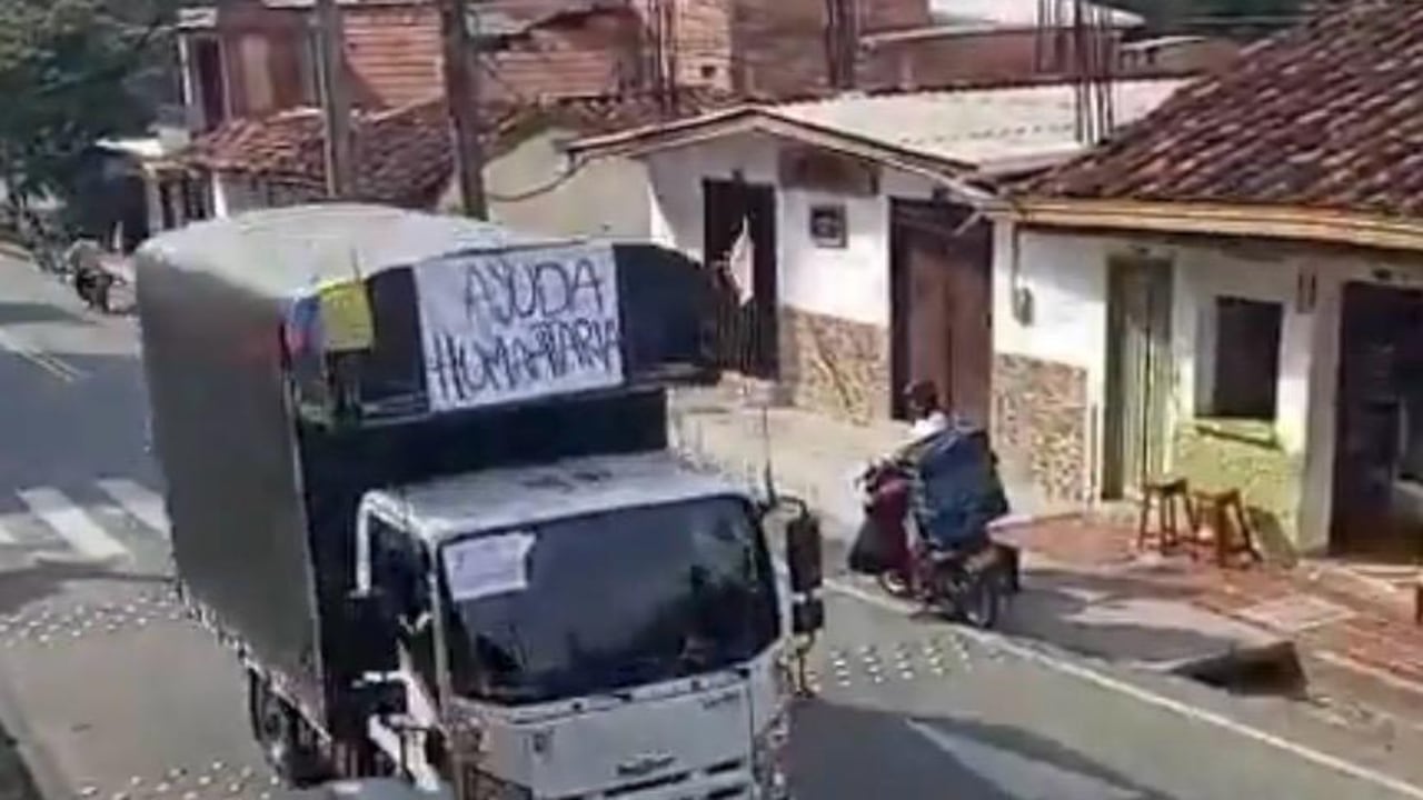 Maquinaria amarilla y vehículos autorizados que transporten ayuda podrán circular sin pagar peaje en cinco corredores estratégicos, previa coordinación con las autoridades de atención de la emergencia.