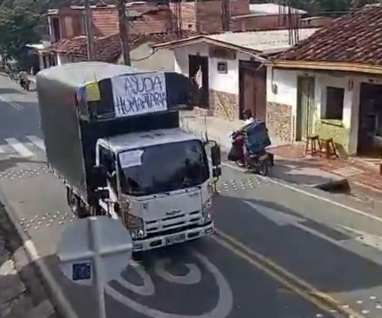 Maquinaria amarilla y vehículos autorizados que transporten ayuda podrán circular sin pagar peaje en cinco corredores estratégicos, previa coordinación con las autoridades de atención de la emergencia.