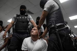 Esta fotografía, publicada el 16 de marzo de 2025 por la oficina de prensa de la Presidencia de El Salvador, muestra la llegada de presuntos miembros de la organización criminal venezolana Tren de Aragua al Centro de Reclusión del Terrorismo (CECOT) en la ciudad de Tecoluca