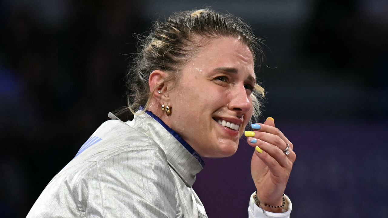 La ukraniana Olga Kharlan celebra luego de su triunfo contra la coreana Choi Se-bin en la competencia de esgrima de mujeres en los juegos olímpicos. Julio 29, 2024. (Photo by Fabrice COFFRINI / AFP)