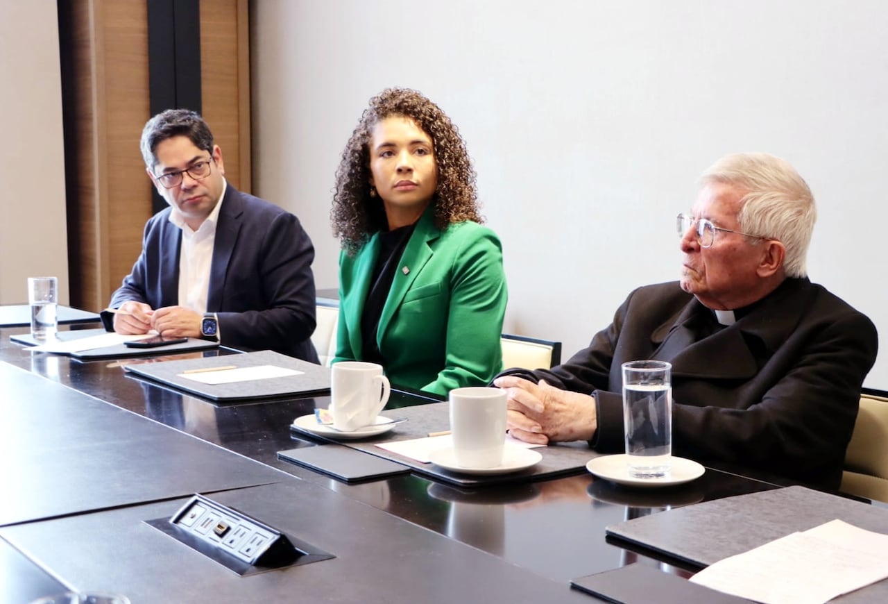 Guillermo Herrera, presidente ejecutivo de Camacol, Nubia Carolina Córdoba, gobernadora del Chocó y el padre Diego Jaramillo Cuartas, presidente de la Organización Minuto de Dios.