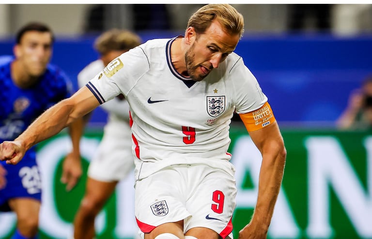 El delantero Harry Kane ha hecho estallar la emoción en el encuentro tras firmar la anotación que adelanta a Inglaterra frente a Croacia.