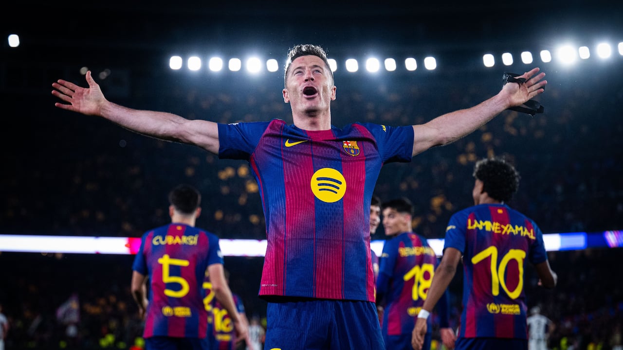 Robert Lewandowski celebra un de sus goles en el partido del Barcelona contra Newcastle.