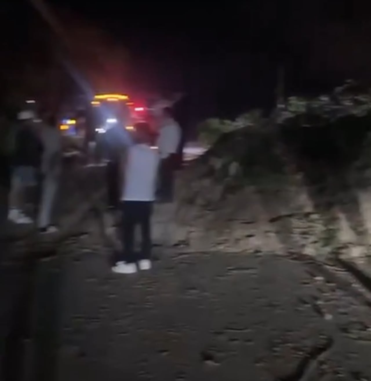 En la madrugada de este lunes 9 de diciembre, alrededor de la 1:00 a.m., se registró un deslizamiento de tierra en el sector Las Juntas, entre Tablón Panamericano y Remolino, en el departamento de Nariño.