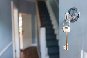 La antigua tradición de colocar un amuleto en la puerta de la casa para atraer la abundancia ha perdurado a lo largo de los siglos.