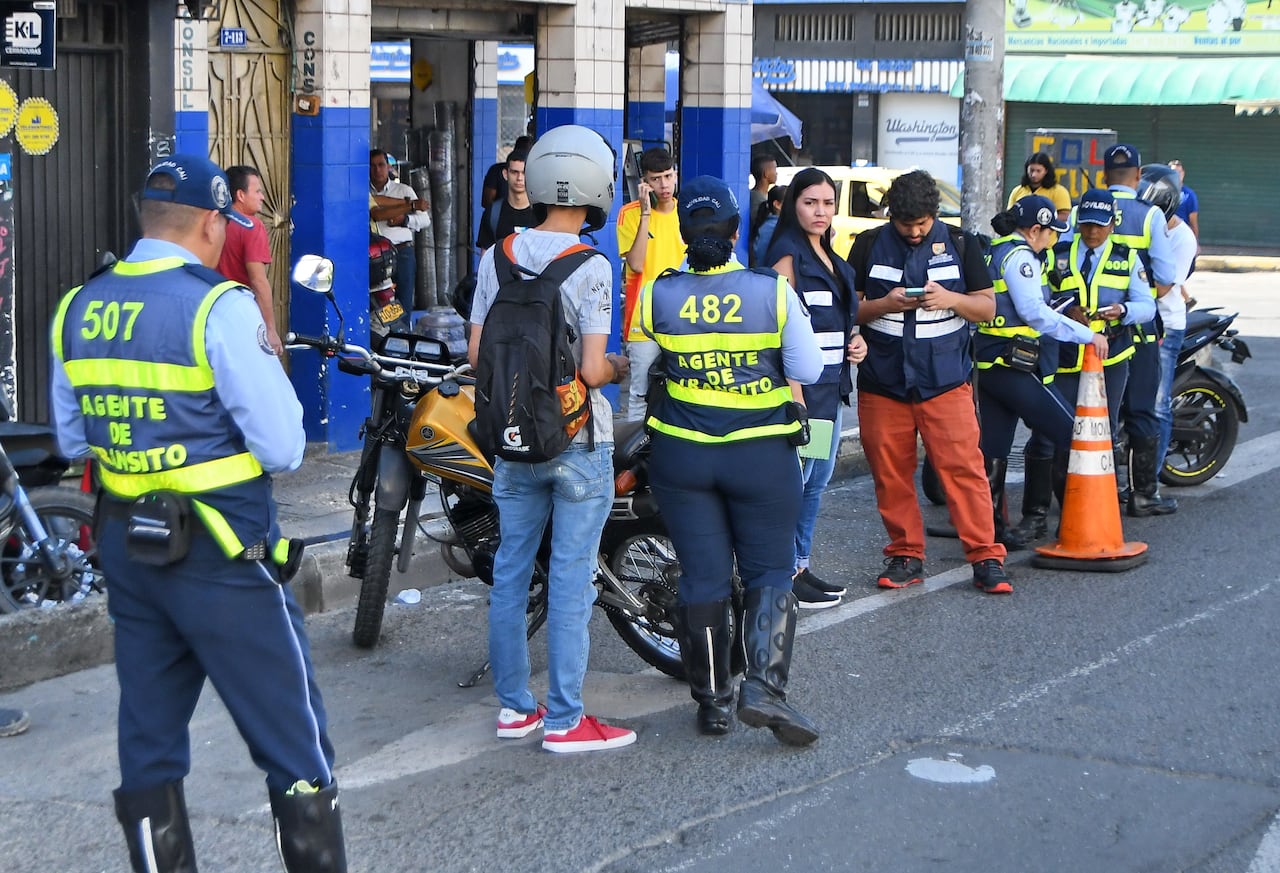 En pleno centro de Cali, las autoridades de tránsito y Policía Cali adelantan operativos. Fotos Wirman Rios, Julio 10 de 2024, EL PAIS