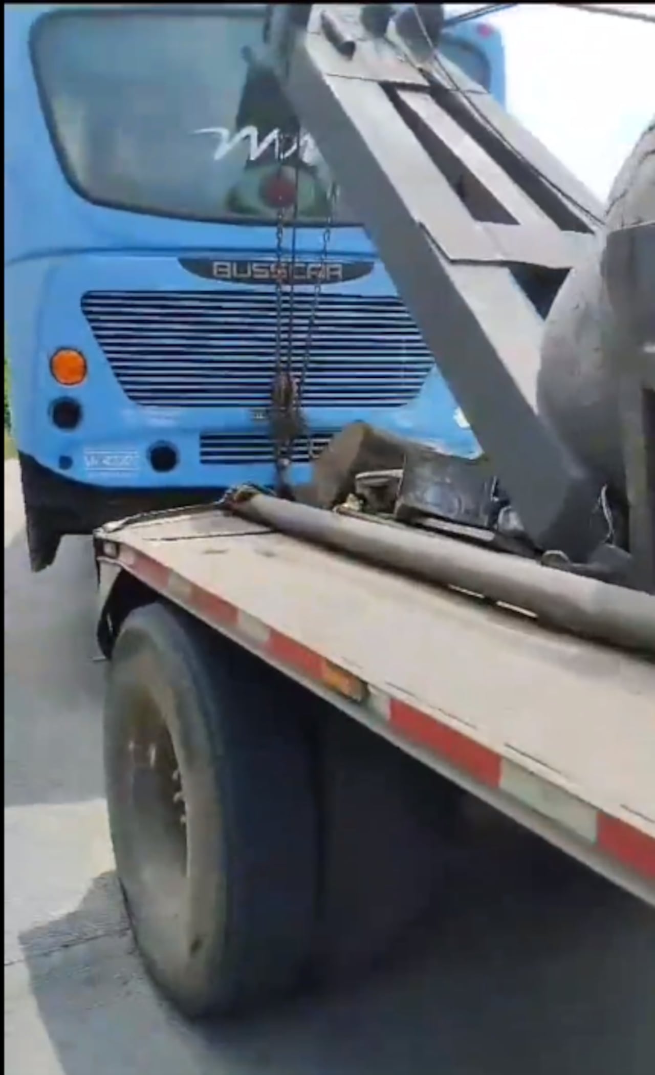 De esta manera se retiraban uno de los buses del sistema de transporte MIO que posiblemente van a ser chatarrizados.