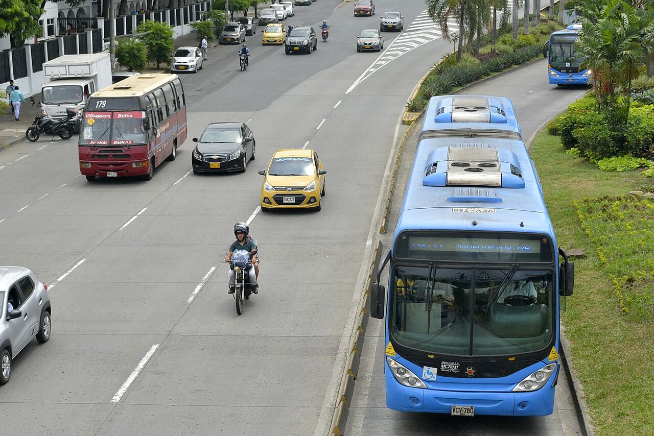 La Actualización del Plan de Movilidad de Cali, Pimu, a través de un decreto que ha tenido poca socialización de la Alcaldía, revivió entre los ciudadanos, gremios, concejales y operadores del MÍO el temor del regreso del Transporte Público Colectivo, como hace 30 años. 16 de mayo de 2023. Foto Jorge Orozco / El País.