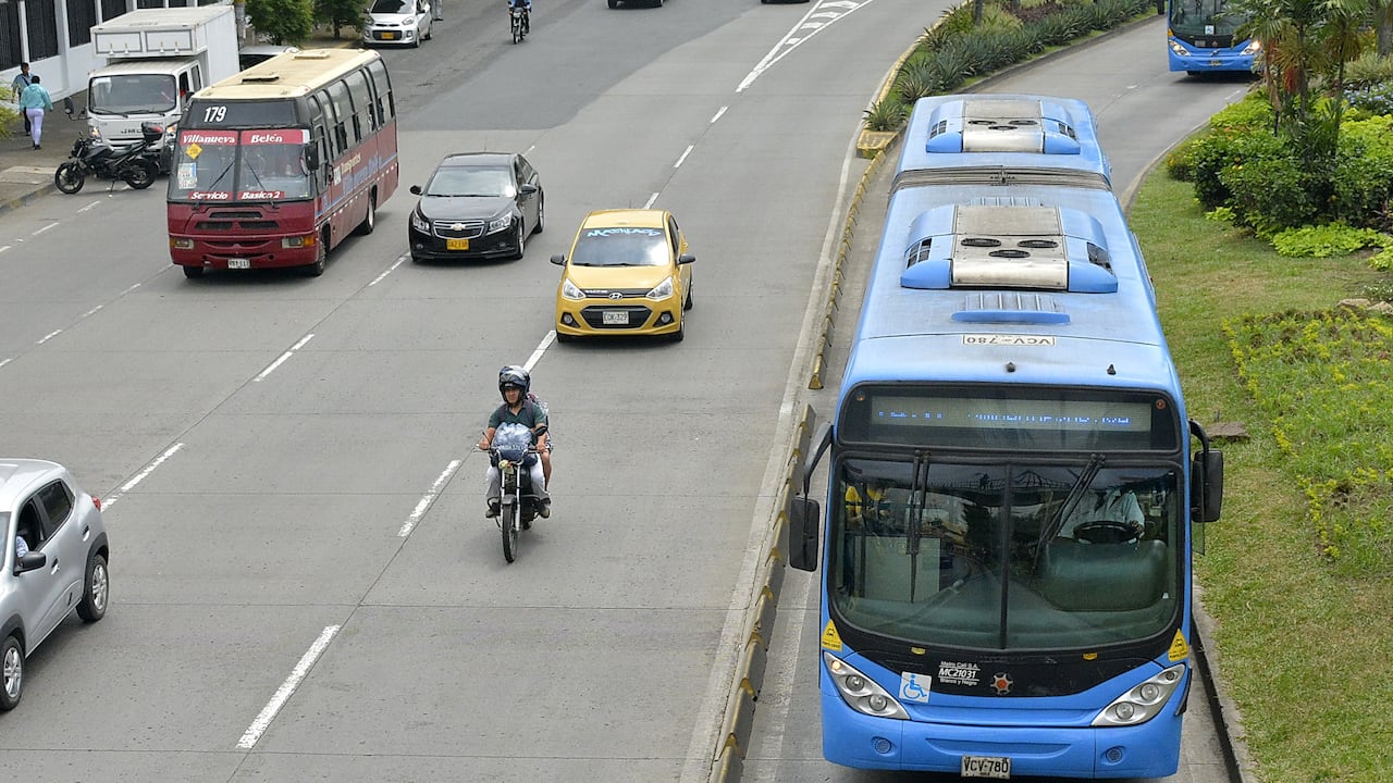 La Actualización del Plan de Movilidad de Cali, Pimu, a través de un decreto que ha tenido poca socialización de la Alcaldía, revivió entre los ciudadanos, gremios, concejales y operadores del MÍO el temor del regreso del Transporte Público Colectivo, como hace 30 años. 16 de mayo de 2023. Foto Jorge Orozco / El País.