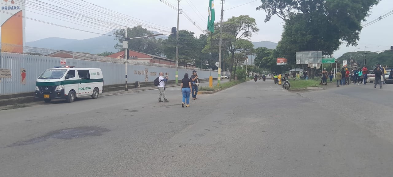 Bloqueos intermitentes paralizan la calle 16 en Yumbo por reclamos ciudadanos