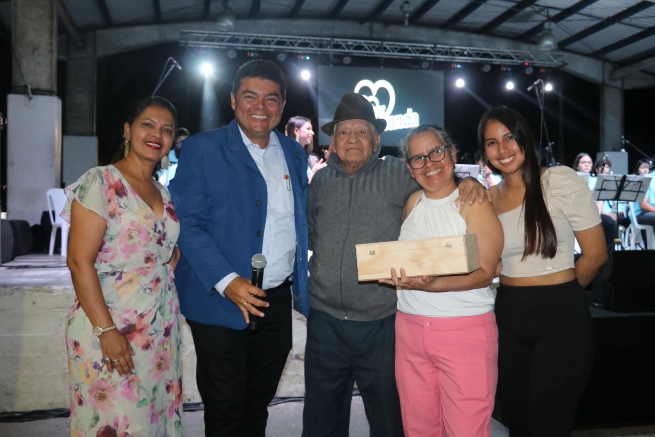 Las autoridades de este municipio rindieron, en pasadas ocasiones, un homenaje a este veterano fotográfo.