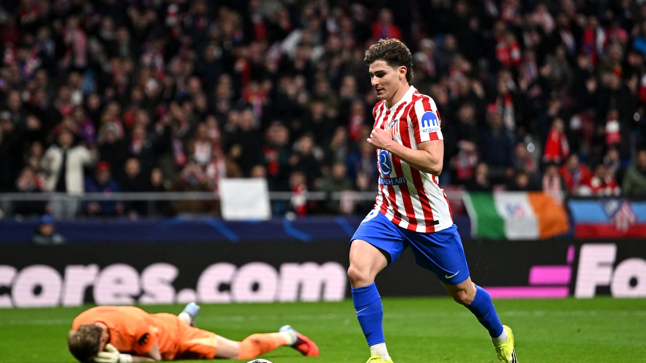 Julián Álvarez con el arco a su merced tras error de Antonín Kinský