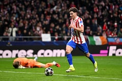 Julián Álvarez con el arco a su merced tras error de Antonín Kinský